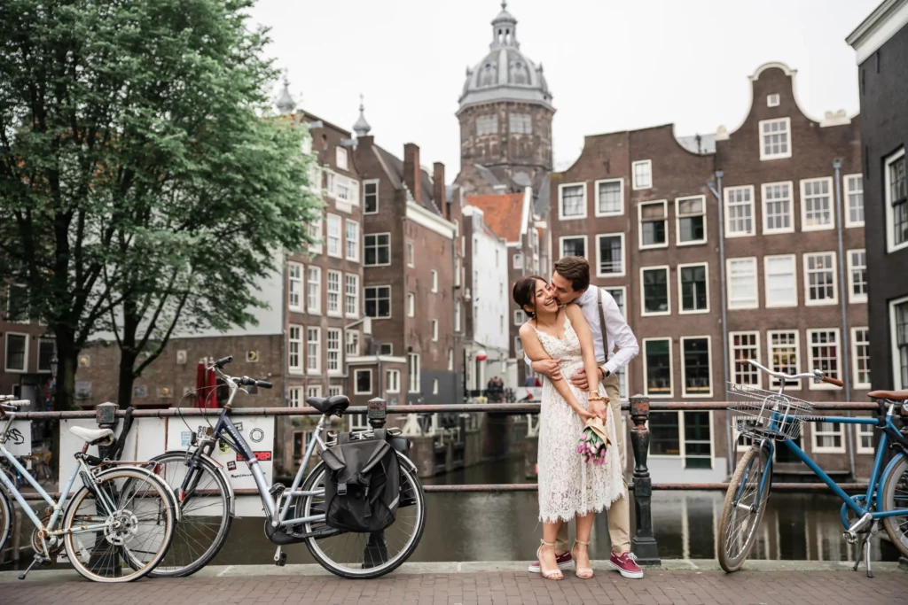 couple posing by armbrug in Amsterdam