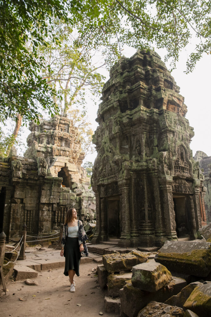 girl walking through the Ta Promh temple in Cambodja